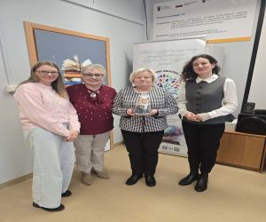 najlepsza czytelniczka z Panią Burmistrz  Panią Dyrektor Biblioteki i pracownikiem biblioteki