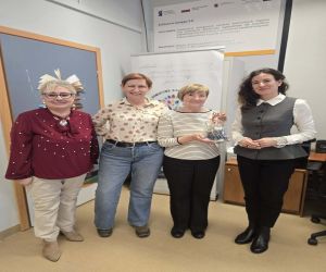 najlepsza czytelniczka z Panią Burmistrz  Panią Dyrektor Biblioteki  i pracownikiem biblioteki