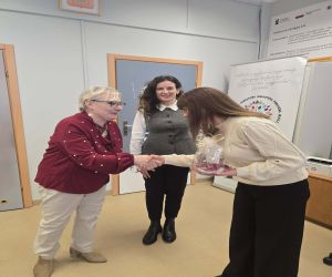 gratulacje dla najlepszej czytelniczki składają Dyrektorka Biblioteki  oraz Pani Burmistrz