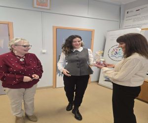 gratulacje dla najlepszej czytelniczki składają  Dyrektorka Biblioteki Pani  oraz Pani Burmistrz