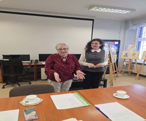 Dyrektorka Biblioteki Pani Ewa Kaźmierkiewcz wraz z Panią Burmistrz Dominiką Piotrowską