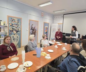 Dyrektorka Biblioteki Pani Ewa Kaźmierkiewicz z Panią Burmistrz pracownikami biblioteki oraz najlepszymi czytelniczkami.,