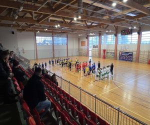 składy drużyn piłkarzy uczestniczących w turnieju oraz publicznośc