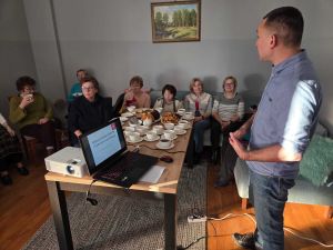 uczestnicy Aktywny Senior z Panem Szymonem Wiśniewskim przedstawiającym historię Golubia-Dobrzynia