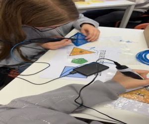 uczniowie podczas warsztatów z długopisami z długopisami 3D