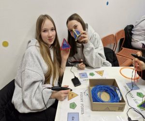 uczniowie podczas warsztatów z długopisami z długopisami 3D