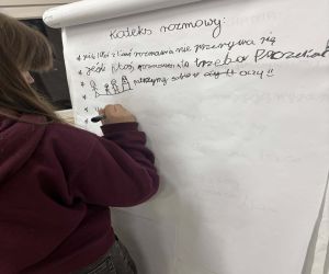 wychowankowie Świetlicy podczas ćwiczeń umiejetności aktywnego słuchania i empatii