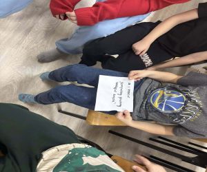 wychowankowie Świetlicy podczas ćwiczeń umiejetności aktywnego słuchania i empatii