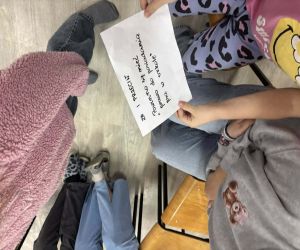 wychowankowie Świetlicy podczas ćwiczeń umiejetności aktywnego słuchania i empatii