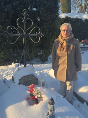 Pani Ewa Kaźmierkiewicz przy grobie