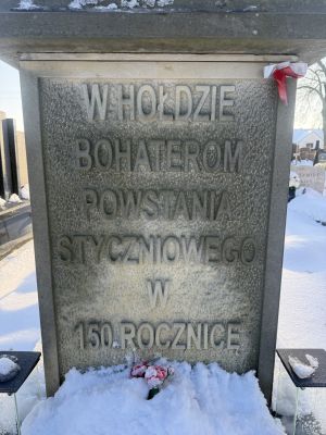 pomnik z napisem w Hołdzie Bohaterom Powstania Styczniowego w 150 rocznicę