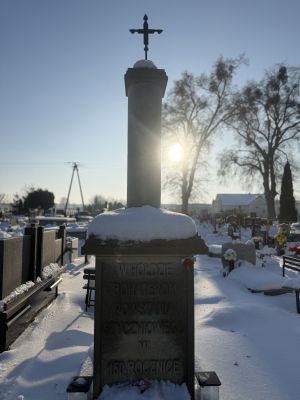 pomnik z napisem w Hołdzie Bohaterom Powstania Styczniowego w 150 rocznicę