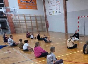 uczestnicy Klub Młodzieżowego podczas zajęć