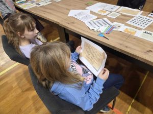 uczestnicy Klub Młodzieżowego podczas zajęć