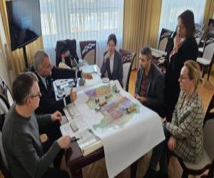 Pani Burmistrz pracownikiem Urzedu Miasta w trakcie spotkania z firmą urbanistyczną oraz przedstawicielami Miejskiej...