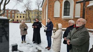 złożenie zniczy pod pomnikiem osóe wywiezionych przez NKWD