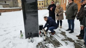 złożenie zniczy przez Zastępce Burmistrza pod pomnikiem osób wywiezionych przez NKWD