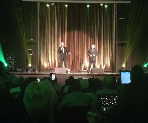 duet męski na scenie