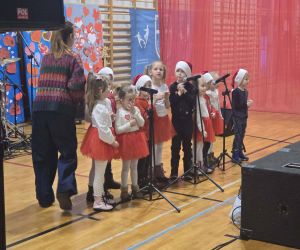 dzieci z przedszkola podczas występu