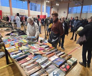 pracownicy Biblioteki podczas WOŚP stoisko z ksiązkami
