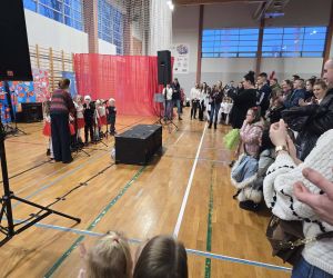publiczność oglądająca występ przedszkolaków