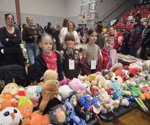 wolontaiusze z podstawówki przy swoim stoisku z maskotkami