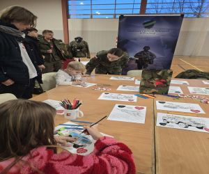 kolorowanie obrazków przez dzieci