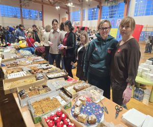 wolontariusz WOŚP z łakociami