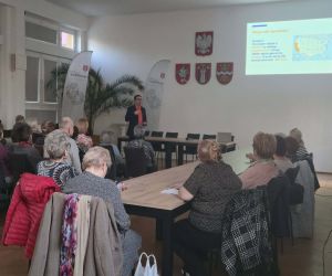 słuchacze z Uniwersytetu Trzeciego Wieku wraz z prowadzącym