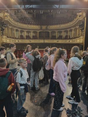 Magiczny dzień w teatrze – młodzież odkrywa kulisy sceny