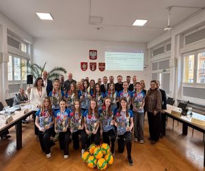 drużyna siatkarek z Panią Burmistrz, Radnymi Rady Miasta