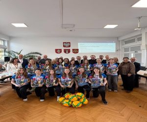 drużyna siatkarek z Panią Burmistrz, Radnymi Rady Miasta.,