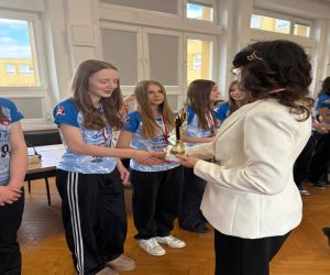 Pani Burmistrz wręcza medale zawiodniczkom