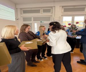 Pani Burmistrz wręcza statuetki Pani Prezes druzyny siatkarek