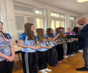 Kierownik OSIR-u Przemysław Mamrot wręcza zawodniczkom kwiaty