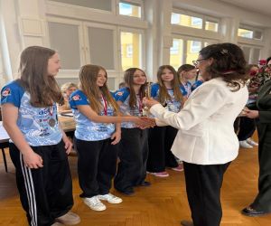 Pani Burmistrz wręcza statuetki zwodniczkom z drużyny siatkówki