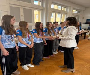 Pani Burmistrz wręcza statuetki zwodniczkom z drużyny siatkówki