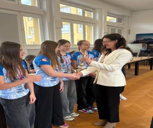 Pani Burmistrz wręcza statuetki zwodniczkom z drużyny siatkówki