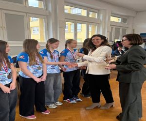 Pani Burmistrz wraz z Przewodnicząca Rady Miasta wręcza medale