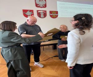 Pani Burmistrz wraz z Przewodnicząca Rady Miasta wręcza Trenerowi upominek