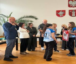 wręczenie przez siatkarki podziękowania dla Pani Burmistrz oraz Pana Mamrota