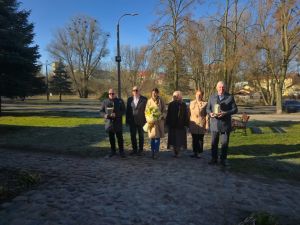 Przedstawiciele Samorządów przed złożeniem kwiatów i zniczy pod tablicą Jana PAwła II