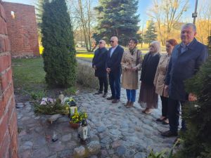 Przedstawiciele Samorządów  pod tablicą papieża Jana PAwła II