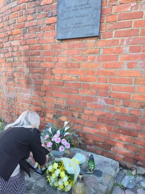 Pani Katarzyna Orłowska Sekretarz Starostwa  składa znicza pod tablicą papieża Jana PAwła II