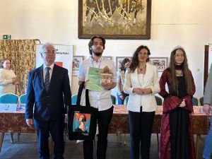 Pani Burmistz z Sekretarzem Gminy oraz uczestnikiem Olimpiady