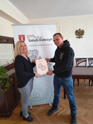 Pani Sekretarz wręczająca umowę na realizację zadań