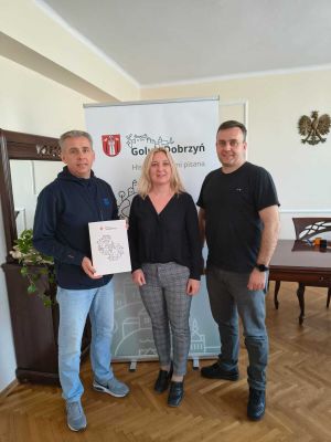 Pani Sekretarz z osobami, które otrzymały umowę na realizację zadań