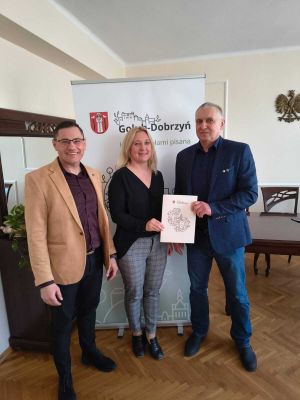 Pani Sekretarz z osobami, które otrzymały umowę na realizację zadań