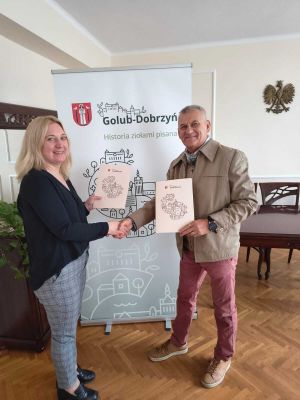 Pani Sekretarz wręczająca umowę na realizację zadań