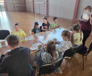 dzieci z klubu Młodzieżowego na zajęciach